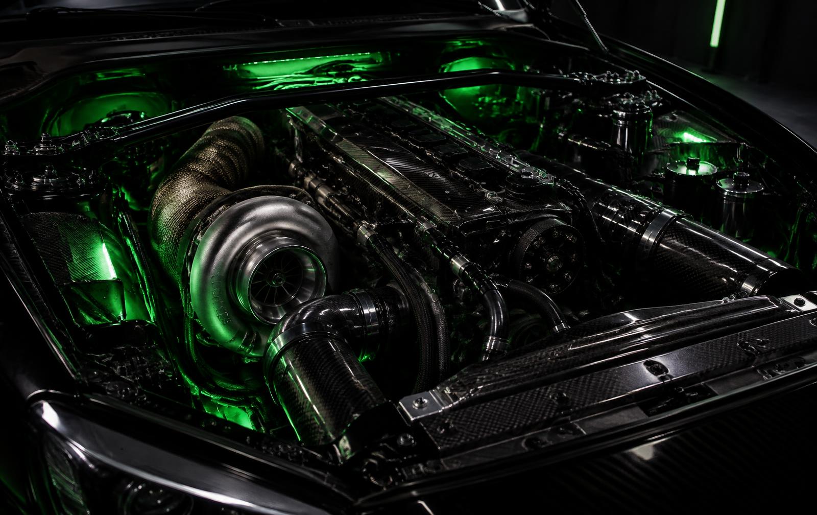 Motor de carro preparado com turbina e iluminação verde